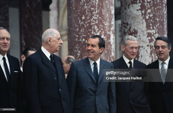 Richard Nixon et  Charles de Gaulle sur le péron de l'Elysée.