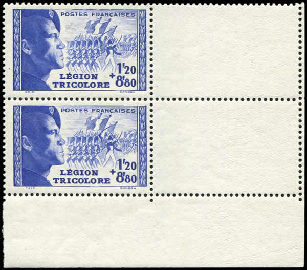 Paire verticale du timbre bleu bord de feuille