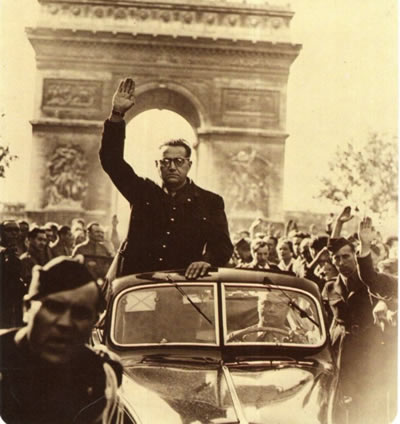 Jacques Doriot sue les Champs-Elysées