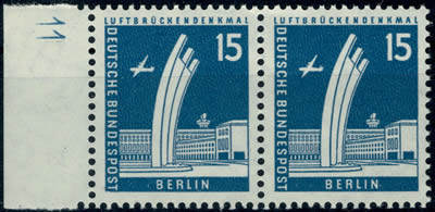 Paire du timbre montrant le monument au pont aérien