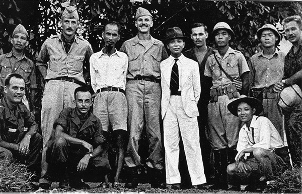 Officiers américains posant avec Hochiminh et Giap en octobre 1945