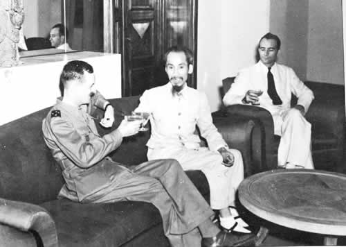 Rencontre Leclerc Hô Chi Minh en présence de Jean Sainteny dans la soirée du 18 mars.
